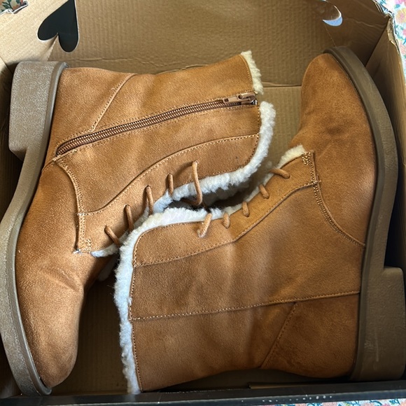 American Eagle Sherpa lined boot - Picture 6 of 6